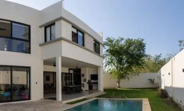CASA EN VENTA CON PANELES SOLARES EN PRIVADA KINISH, CHOLUL.