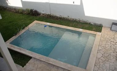 CASA EN VENTA CON PANELES SOLARES EN PRIVADA KINISH, CHOLUL.