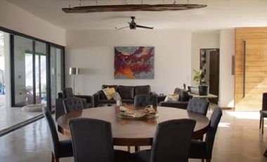CASA EN VENTA CON PANELES SOLARES EN PRIVADA KINISH, CHOLUL.
