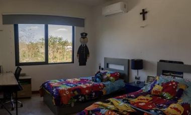CASA EN VENTA CON PANELES SOLARES EN PRIVADA KINISH, CHOLUL.