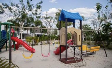 CASA EN VENTA CON PANELES SOLARES EN PRIVADA KINISH, CHOLUL.