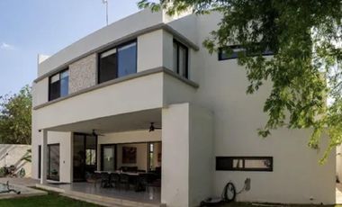 CASA EN VENTA CON PANELES SOLARES EN PRIVADA KINISH, CHOLUL.
