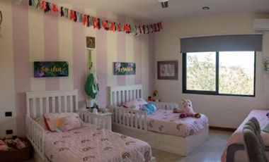 CASA EN VENTA CON PANELES SOLARES EN PRIVADA KINISH, CHOLUL.