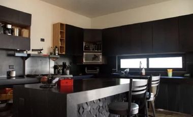 CASA EN VENTA CON PANELES SOLARES EN PRIVADA KINISH, CHOLUL.