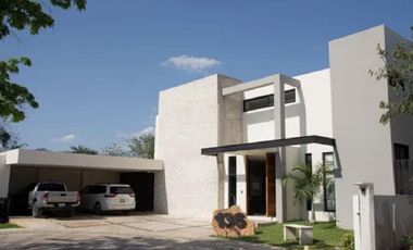 CASA EN VENTA CON PANELES SOLARES EN PRIVADA KINISH, CHOLUL.