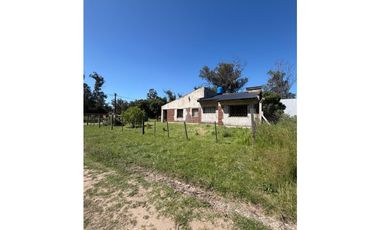 Casa de 2 dormitorios + altillo a 100 metros de Av. 10