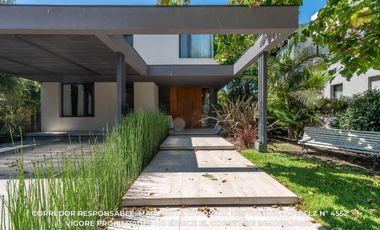 Casa en venta c/ cochera en Adrogué