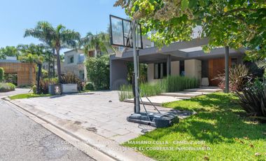 Casa en venta c/ cochera en Adrogué