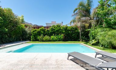 Casa en venta c/ cochera en Adrogué