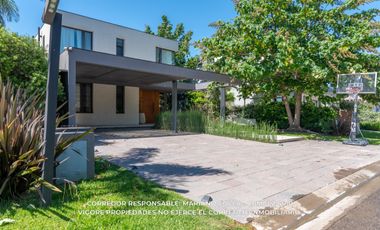 Casa en venta c/ cochera en Adrogué