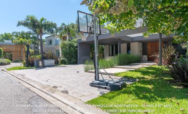 Casa en venta c/ cochera en Adrogué