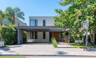 Casa en venta c/ cochera en Adrogué