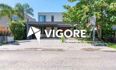 Casa en venta c/ cochera en Adrogué