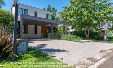 Casa en venta c/ cochera en Adrogué