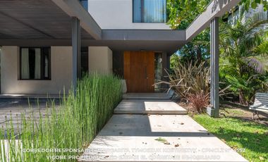 Casa en venta c/ cochera en Adrogué