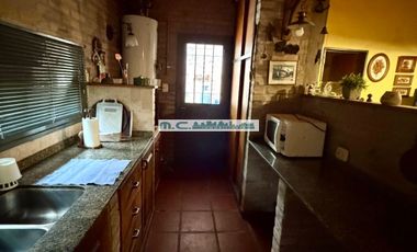AT159. CUESTA BLANCA. GRAN CASA DE 3 HAB. GALERÍA TECHADA C/ASADOR.
