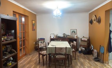 CASA, 2 PISOS, 2 DORM, 2 BAÑOS, TERRENO AMPLIO