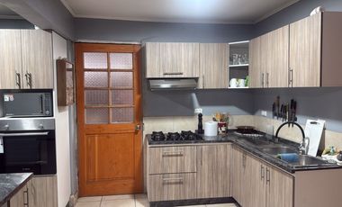 CASA, 2 PISOS, 2 DORM, 2 BAÑOS, TERRENO AMPLIO
