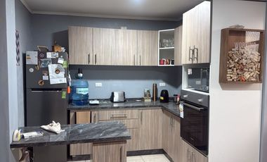 CASA, 2 PISOS, 2 DORM, 2 BAÑOS, TERRENO AMPLIO