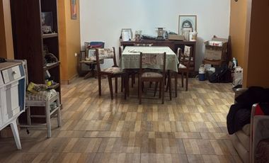 CASA, 2 PISOS, 2 DORM, 2 BAÑOS, TERRENO AMPLIO