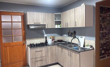 CASA, 2 PISOS, 2 DORM, 2 BAÑOS, TERRENO AMPLIO