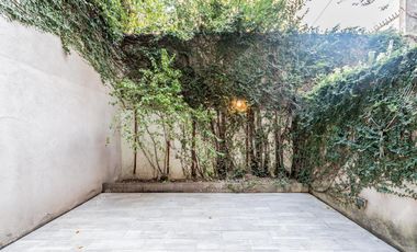 Cramer 4500 - Saavedra - PH de autor con Patio casi frente a la Plaza