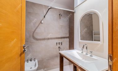 Cramer 4500 - Saavedra - PH de autor con Patio casi frente a la Plaza