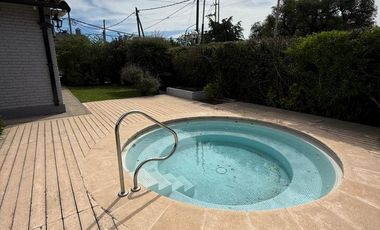 Hermosa Casa en Barrio Uno Ezeiza – Quincho, Jacuzzi y Cochera Doble