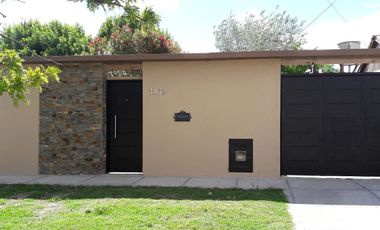 Casa en venta - 3 Dormitorios 2 Baños - Cochera - 450Mts2 - RInguelet