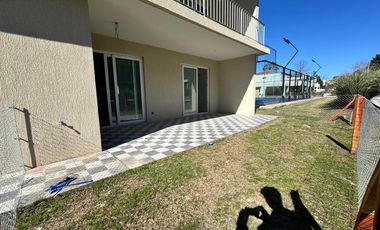 Departamento de 3 ambientes en venta en planta baja, Chic Village, La Lonja, Pilar.