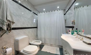 Venta casa 5 ambientes con cochera y quincho en Wilde