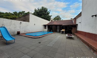 Venta casa 5 ambientes con cochera y quincho en Wilde