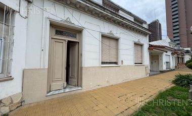 Casa interna en venta en pleno centro.