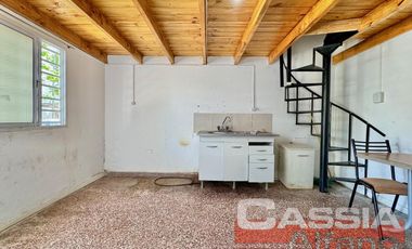 CASA TIPO PH AL FRENTE UN DORMITORIO, COCINA CON ENTREPISO, GARAGE Y DOS BAÑOS