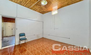 CASA TIPO PH AL FRENTE UN DORMITORIO, COCINA CON ENTREPISO, GARAGE Y DOS BAÑOS