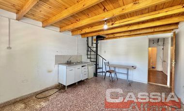 CASA TIPO PH AL FRENTE UN DORMITORIO, COCINA CON ENTREPISO, GARAGE Y DOS BAÑOS
