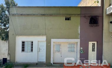 CASA TIPO PH AL FRENTE UN DORMITORIO, COCINA CON ENTREPISO, GARAGE Y DOS BAÑOS
