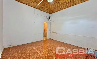 CASA TIPO PH AL FRENTE UN DORMITORIO, COCINA CON ENTREPISO, GARAGE Y DOS BAÑOS