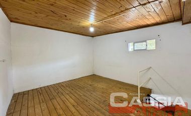 CASA TIPO PH AL FRENTE UN DORMITORIO, COCINA CON ENTREPISO, GARAGE Y DOS BAÑOS