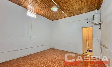 CASA TIPO PH AL FRENTE UN DORMITORIO, COCINA CON ENTREPISO, GARAGE Y DOS BAÑOS