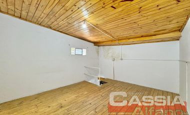 CASA TIPO PH AL FRENTE UN DORMITORIO, COCINA CON ENTREPISO, GARAGE Y DOS BAÑOS