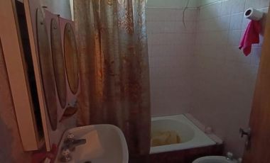 Venta, Casa 4 ambientes a refaccionar sobre lote propio de 8.66x24, Mataderos