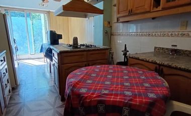 Venta, Casa 4 ambientes a refaccionar sobre lote propio de 8.66x24, Mataderos