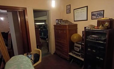 Venta, Casa 4 ambientes a refaccionar sobre lote propio de 8.66x24, Mataderos