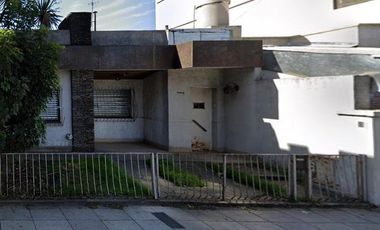 Venta, Casa 4 ambientes a refaccionar sobre lote propio de 8.66x24, Mataderos