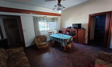 Venta, Casa 4 ambientes a refaccionar sobre lote propio de 8.66x24, Mataderos