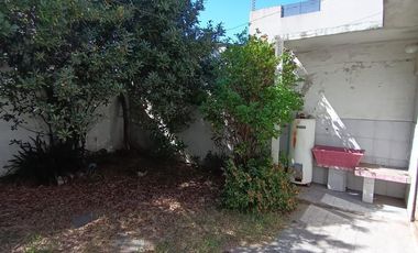Venta, Casa 4 ambientes a refaccionar sobre lote propio de 8.66x24, Mataderos