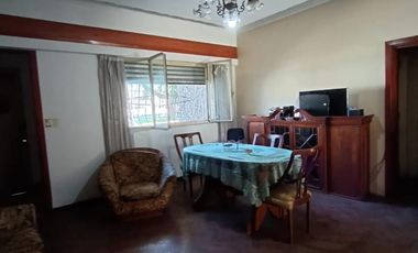 Venta, Casa 4 ambientes a refaccionar sobre lote propio de 8.66x24, Mataderos