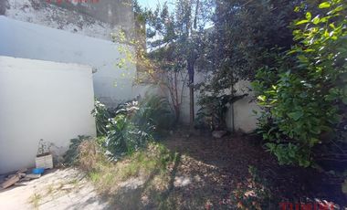 Venta, Casa 4 ambientes a refaccionar sobre lote propio de 8.66x24, Mataderos
