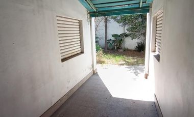 Venta, Casa 4 ambientes a refaccionar sobre lote propio de 8.66x24, Mataderos